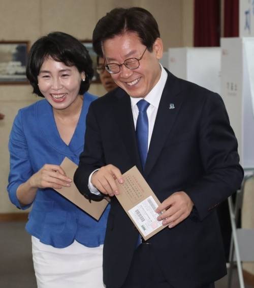 6.13 전국지방선거 사전투표가 시작된 8일 오전 경기도 남양주시 별내 행정복지센터에서 민주당 이재명 경기도지사 후보와 부인 김혜경 씨가 사전투표를 하고 있다.