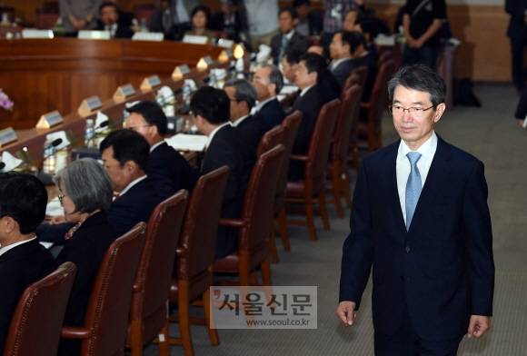 인사하러 온 안철상  - ‘사법행정권 남용 의혹 특별조사단’ 단장이었던 안철상 법원행정처장이 7일 서울 서초구 대법원에서 ‘특별조사단 조사결과 관련 현안에 대한 토의’를 주제로 열린 전국법원장간담회에 참석하고 있다. 이날 전국 법원장들은 양승태 전 대법원장 시절의 재판 거래 의혹에 대해 사법부가 직접 나서서 형사 조치를 취하는데 반대 의견을 냈다. 안 처장은 간담회 자리에 참석했지만 인사만 하고 퇴장했다. 박윤슬 기자 seul@seoul.co.kr