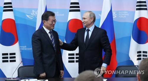밝게 대화하는 한-러 정상 (블라디보스토크=연합뉴스) 김주형 기자 = 문재인 대통령과 블라디미르 푸틴 러시아 대통령이 6일 오후 러시아 블라디보스토크 극동연방대학교에 마련된 언론발표장에서 공동언론발표를 한 뒤 대화하고 있다. 2017.9.6 kjhpress@yna.co.kr