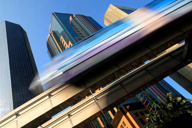 미래 도시의 도심을 초고속으로 운행하는 자기부상열차 상상도. 자기부상열차는 공중에 떠서 운행하기 때문에 마찰이 적어 고속운행에 적합하다. 최근 중국과 일본 합동연구팀이 시속 500㎞ 운행 가능한 자기부상열차를 만드는 ‘에어로 트레인’ 프로젝트를 진행 중이다. 게티이미지뱅크