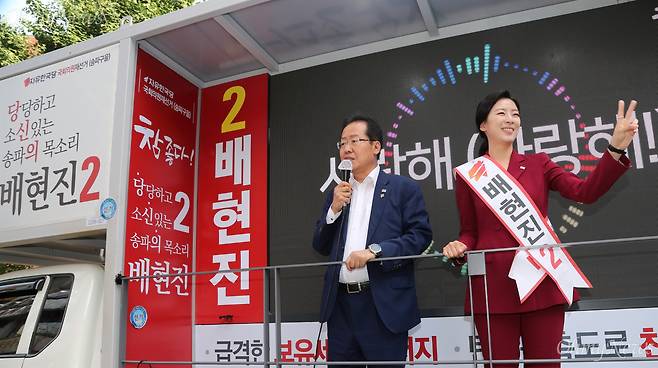 자유한국당 홍준표 대표가 8일 서울 송파구 잠실동에서 유세차량을 타고 송파을 국회의원 재보궐 선거에 출마한 배현진 후보 지지를 호소하고 있다.  ⓒ남소연