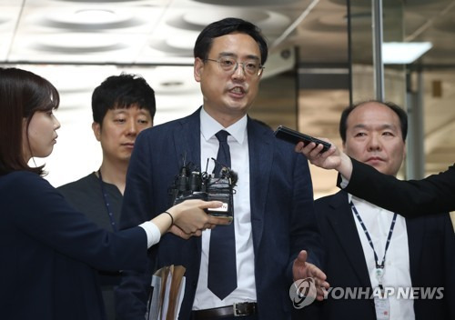 항변하는 '보수논객' 변희재 (서울=연합뉴스) 김주성 기자 = 최순실 씨의 태블릿PC 관련 보도가 조작됐다고 주장해온 변희재 미디어워치 대표 고문이 5월 29일 오전 출판물에 의한 명예훼손 등 혐의에 대한 구속영장실질심사를 받기 위해 서울중앙지법 법정으로 향하던 중 취재진의 질문을 받고 있다. 2018.5.29      utzza@yna.co.kr