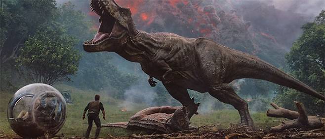 영화 ‘쥬라기월드2’ 주인공 오웬이 자이로스피어에서 내린채 티라노사우루스와 맞닥뜨렸다. 큰 입을 벌리고 포효하는 모습이 무시무시하다.- UPI 코리아