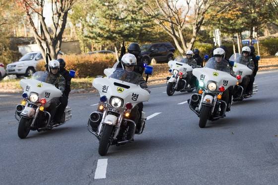 수도방위사령부 육군 헌병이 사이카에 특공대원을 태우고 도심을 질주하고 있다. [사진 육군]