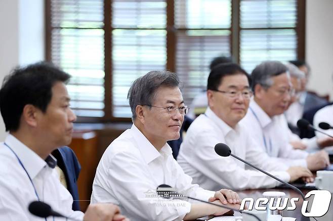 문재인 대통령이 28일 오후 청와대 여민관 소회의실에서 수석 보좌관 회의를 주재하고 있다. (청와대 페이스북) 2018.5.28/뉴스1
