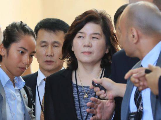 북미정상회담을 하루 앞둔 11일 오후 최선희 북한 외무성 부상이 싱가포르 리츠칼튼 밀레니아호텔에서 성 김 주 필리핀 미국 대사와 만나 실무회담을 한 뒤 호텔을 나서고 있다. [이미지출처=연합뉴스]