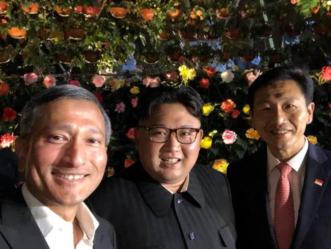 비비안 발라크리슈난 싱가포르 외무장관(왼쪽)이 11일 김정은 북한 국무위원장과 가든스 바이 더 베이에서 촬영해 트위터에 올린 사진.