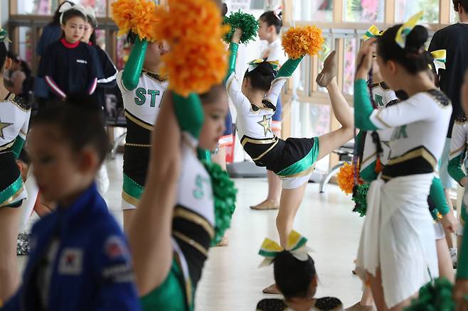대회 시작을 앞두고 경기장 복도는 막바지 점검을 하려는 참가 선수들로 북적였다. 이날 대회에 참가한 리틀스타 치어리딩팀 선수들이 연습에 집중하고 있다. 우상조 기자