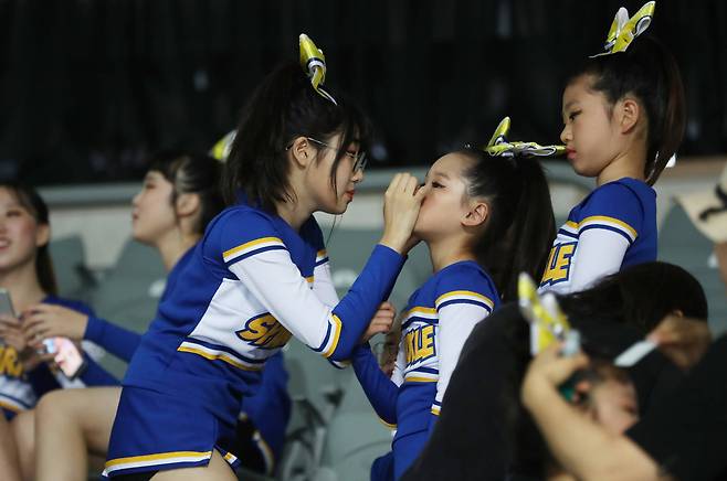 유소년팀의 참가 선수가 아직 익숙하지 않은 동생의 화장을 고치고 있다. 우상조 기자