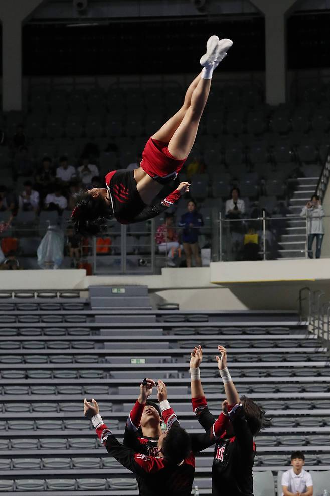 치어리딩팀 '비스트'가 공중 회전 치어리딩을 선보이고 있다. 우상조 기자