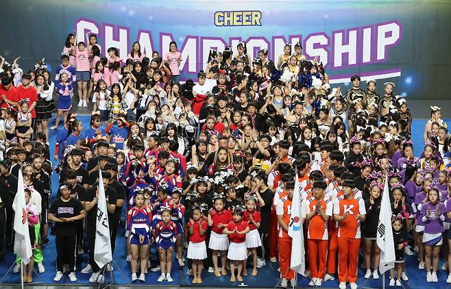 2018 치어 페스티벌에 참가한 선수들이 개회식에서 박수를 치고 있다. 우상조 기자