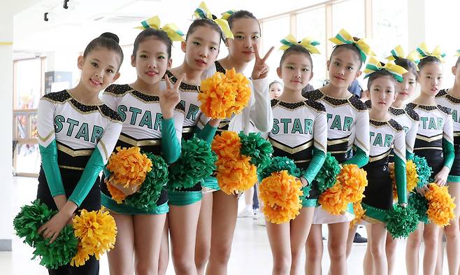 '제 13회 치어리딩 페스티벌 2018'이 열린 10일 서울 장충체육관에서 치어리딩 꿈나무들이 카메라를 바라보고 포즈를 취하고 있다. 국내 최대 규모의 이 페스티벌에는 유소년부터 시니어 치어리더까지 800여명이 참가했다. 우상조 기자