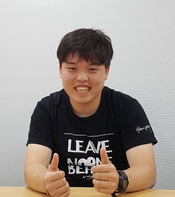 김대범씨가 11일 중앙일보와 만나 문재인 대통령과의 만남에 대해 웃으며 설명하고 있다. 박태인 기자