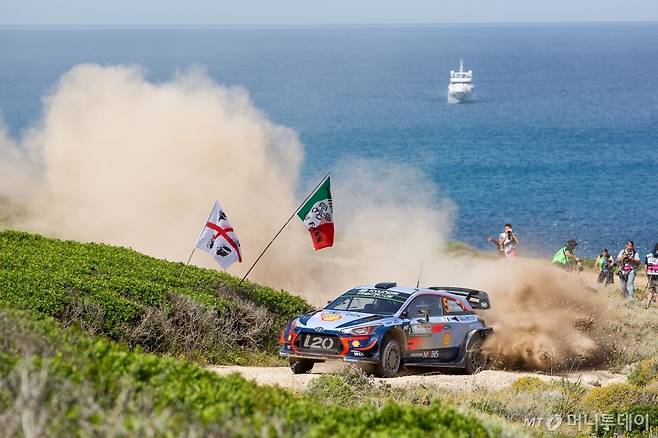 현대자동차 ‘i20 WRC’ 랠리카가 ‘2018 WRC 이탈리아 랠리’에서 달리는 모습/사진제공=현대차