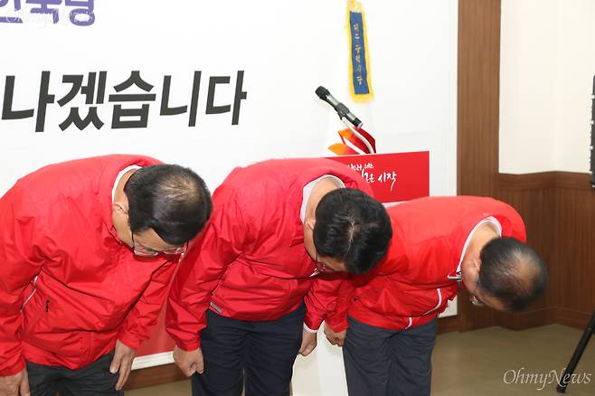 주호영, 김상훈, 윤재옥 자유한국당 대구시당 공동선대위원장이 11일 오후 대구시당에서 기자회견을 갖고 한국당 후보에 대한 지지를 호소하며 머리를 숙이고 있다. ⓒ조정훈