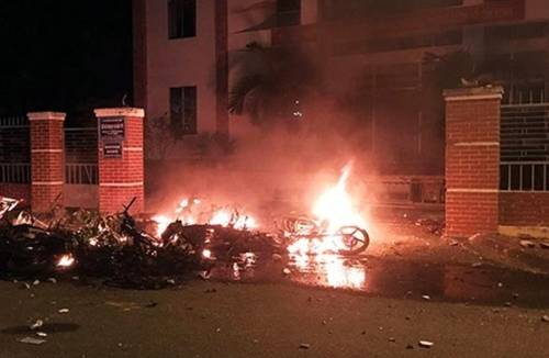 베트남 반중 시위대가 공공건물 앞에서 불태운 오토바이 [VN익스프레스 캡처]