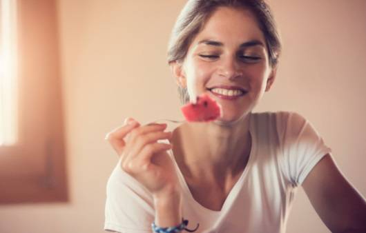 수박을 먹는 여성