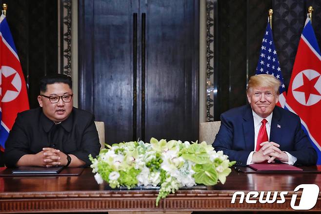 김정은 북한 국무위원장과 도널드 트럼프 미국 대통령이 12일 싱가포르 센토사 섬 카펠라 호텔에서 북미정상회담 공동합의문에 서명을 마친 뒤 소감을 밝히고 있다. (싱가포르통신정보부 제공) 2018.6.12/뉴스1