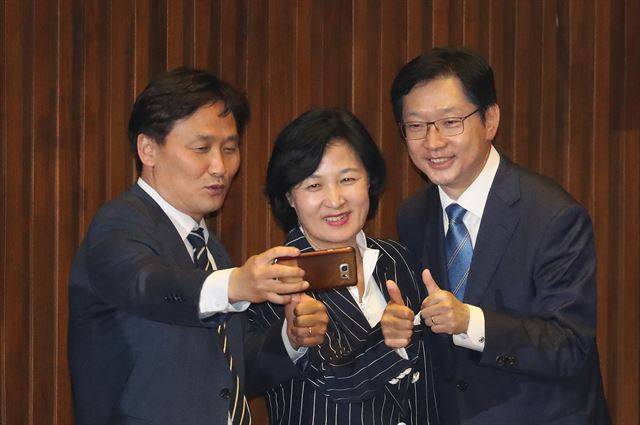 더불어민주당 추미애 대표와 김영진 전력기획위원장이 5월 14일 지방선거 출마를 위해 시작한 김경수 의원 등에 대한 사직안의 본회의 처리를 마친 뒤 기념사진을 찍고 있다. 연합뉴스