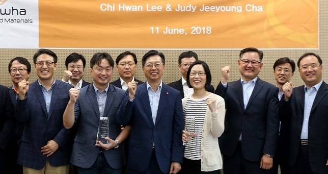 [사진설명=한화첨단소재 이선석 대표(앞줄 왼쪽 세번째)가 수상자인 이지환 교수(앞줄 왼쪽 두번째), 차지영 교수(앞줄 왼쪽 네번째) 등과 ‘2018 신진 교수상 시상식’을 열고 있다. ]