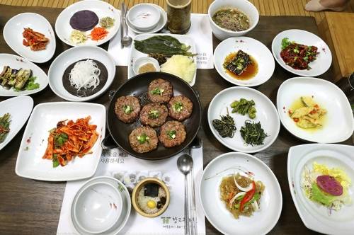 푸짐한 대통밥정식 상차림 [사진/조보희 기자]