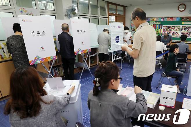 6·13 지방선거 투표일인 13일 오전 서울 서초구 서초동 원명초등학교에 마련된 투표소에서 시민들이 투표하고 있다. 2018.6.13/뉴스1 © News1 박지수 기자