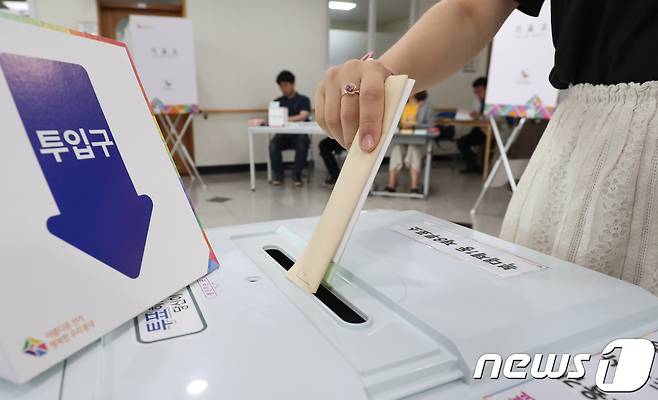 6·13 지방선거 투표일인 13일 오전 충북 청주시 흥덕구 복대동 직지초등학교에 마련된 복대1동 제8투표소를 찾은 시민들이 투표하고 있다. 2018.6.13/뉴스1 © News1 김용빈 기자