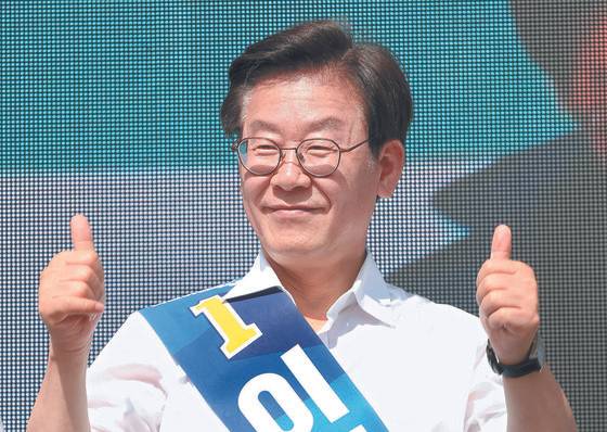 이재명 민주당 경기지사 후보가 선거운동 마지막 날인 12일 경기도 남양주에서 유세하고 있다. [뉴스1]