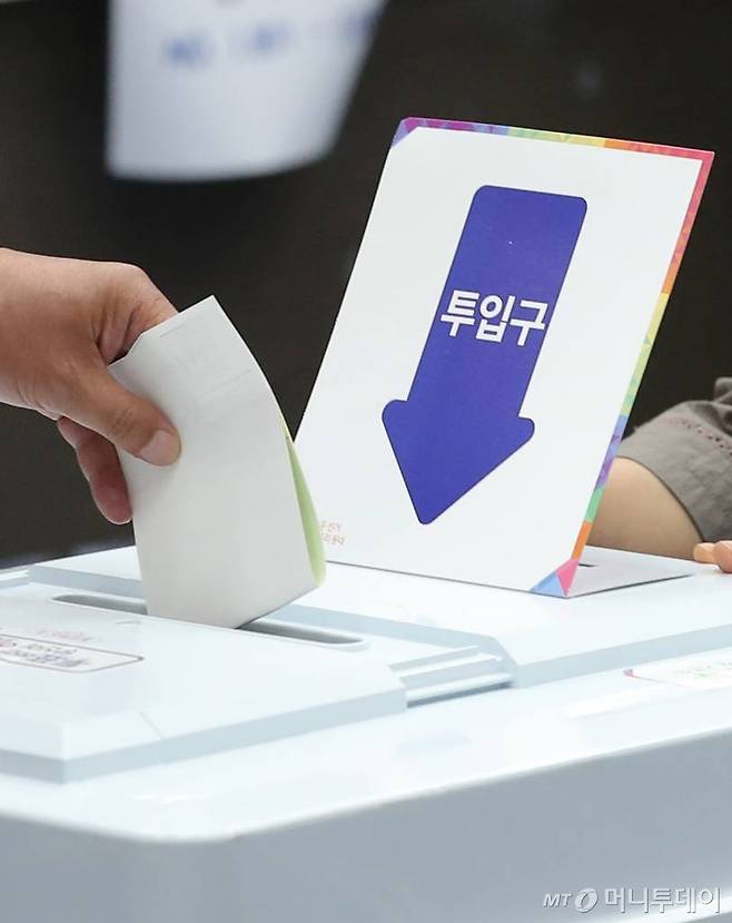 제7회 전국 동시 지방선거 및 교육감 선거, 국회의원 재·보궐 선거일인 13일 오전 서울 은평구 진관동 주민센터에 마련된 투표소에서 한 시민이 투표를 하고 있다. /사진= 김창현 기자