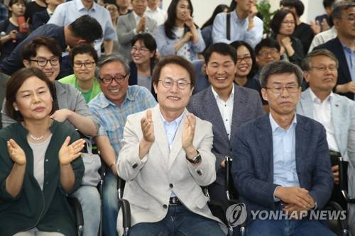 조희연, 출구조사 결과에 밝은 표정 (서울=연합뉴스) 이재희 기자 = 조희연 서울시교육감 후보가 13일 오후 서울 서대문구의 선거사무실에서 지지자들과 방송사 출구조사 결과를 지켜보다 밝은 미소를 짓고 있다.     scape@yna.co.kr