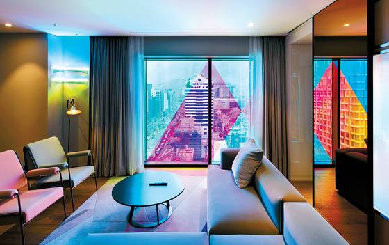 홍대 앞 라이즈 호텔의 아티스트 스위트 룸. 박여주 작가의 작품으로 통유리와 실내 파티션 등을 꾸몄다. 아티스트를 호텔에서 장기간 묵게 하면서 직접 작품을 완성하도록 한 아이디어도 마크 & 샹탈의 ‘창조적’ 브랜딩 전략 중 하나였다.