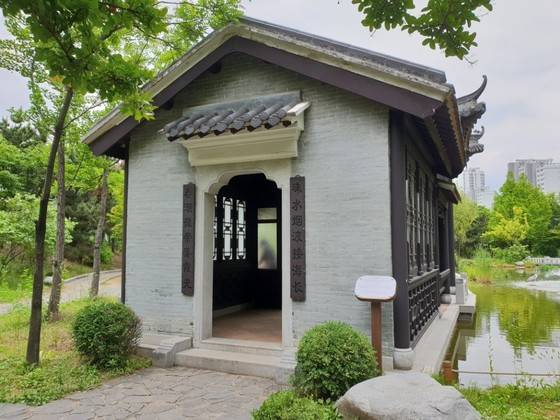 경기도와 중국 광둥성의 우호협약에 따라 수원시 효원공원에 마련된 중국식 전통공원 월화원. 최모란 기자