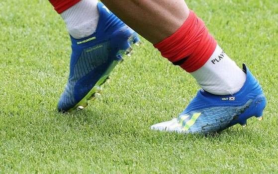 2018 러시아월드컵 축구대표팀 손흥민이 9일 오전(현지시간) 사전 캠프지인 오스트리아 잘츠부르크 근교 레오강(Leogang) 스타인베르그 스타디움에서 열린 훈련에서 구슬땀을 흘리고 있다. 그의 푸른색 아디다스 축구화에는 영문 이름과 태극기가 새겨져 있다. 2018.6.9/뉴스1