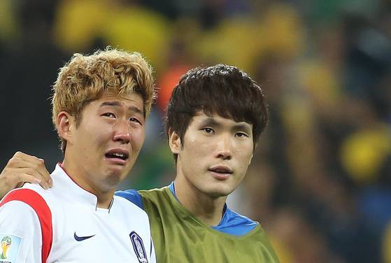 2014 브라질 월드컵 조별리그 H조 3차전 한국과 벨기에의 경기에서 16강 진출에 실패한 손흥민(왼쪽)이 눈물을 흘리자 한국영이 위로하고 있다. [연합뉴스]