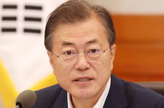 문재인 대통령이 12일 오전 청와대 세종실에서 열린 국무회의를 주재하고 있다. 뉴시스