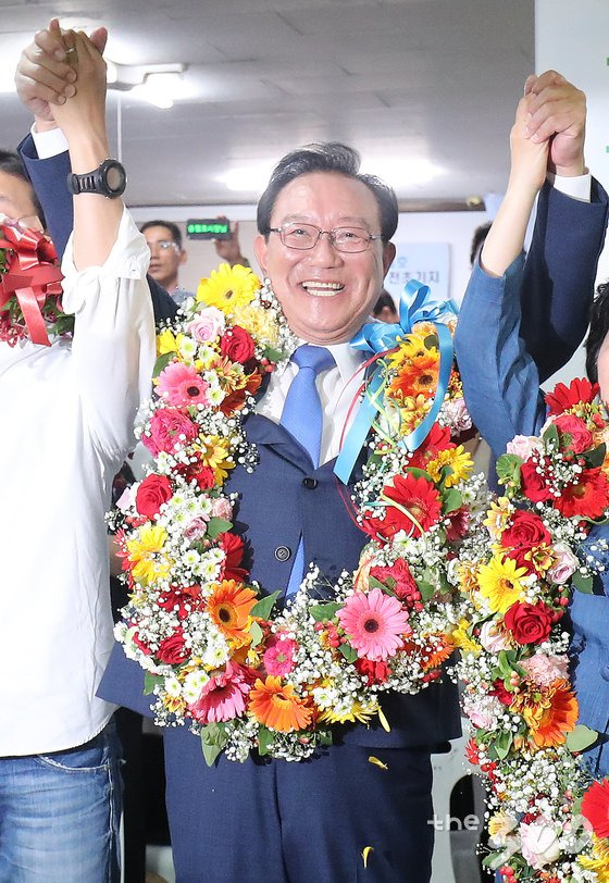 송철호 더불어민주당 울산시장 후보가 13일 울산 남구 대원빌딩 선거사무소에 마련된 개표 상황실에서 6·13지방선거 당선이 확실시 되자 꽃목걸이를 목에 걸고 기뻐하고 있다. 2018.6.13/뉴스1  <저작권자 © 뉴스1코리아, 무단전재 및 재배포 금지>