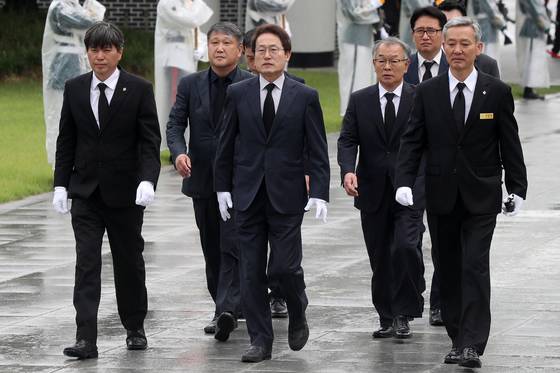6·13 지방선거에서 교육감 재선에 성공한 조희연 서울시 교육감이 14일 서울 동작구 국립서울현충원을 찾아 현충탑으로 향하고 있다./사진=뉴스1