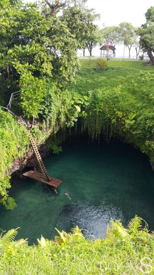 토 수아 오션 트렌치(To Sua Ocean Trench). 용암이 흘러나가며 형성된, 바다와 연결된 L자형 터널에 바닷물이 고여들어 천연 풀장이 만들어졌다. 사다리의 높이만 약 30m. 강심장을 지닌 여행자들은 사다리 꼭대기에서 다이빙을 하기도 한다. /사진=전명진 사진작가