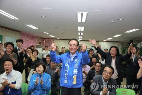 민주당 장세용 구미시장 당선인 (구미=연합뉴스) 경북 구미시장 선거에서 더불어민주당 장세용 후보가 당선됐다. 장 당선인은 대구·경북지역 단체장 중에 유일한 민주당 후보이다. 장 당선인과 부인인 김창숙 전 경북도의원의 모습. 2018.6.14 [장세용 당선인 측 제공=연합뉴스]