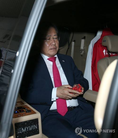 당사 떠나는 홍준표 대표 (서울=연합뉴스) 최재구 기자 = 자유한국당 홍준표 대표가 14일 사퇴 의사를 밝히고 서울 여의도 당사를 떠나기 위해 차량에 탑승해 있다.     jjaeck9@yna.co.kr