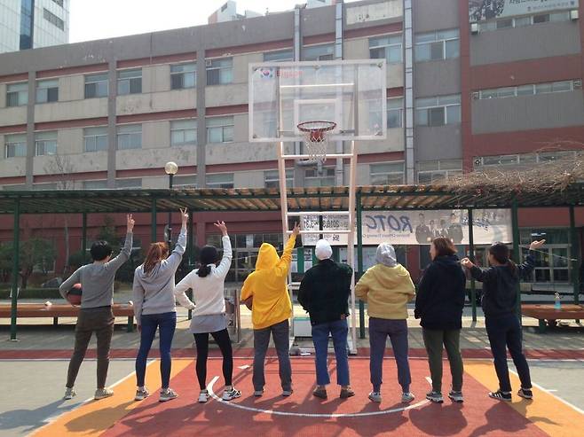 농구 코트 점령. 불꽃페미액션 시초였던 불꽃여자 농구팀 회원들(노란색 후드티)과 함께 2016년 3월 서강대 농구 코트에서 등을 돌리고 손가락으로 ‘브이’(V)를 그려 보이고 있다.