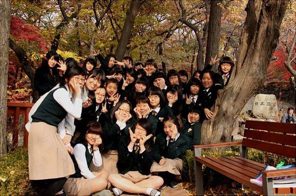 고등학교 1학년 반 친구들. 여고를 나왔다. 대학 입학 전까지는 성차별이 존재하는지 정말 몰랐다. 오른쪽 아래 나무에 등을 대고 오른손에 볼을 기댄 학생이 나다.