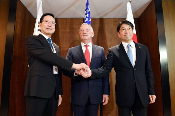 송영무 국방부 장관과 제임스 매티스 미국 국방장관, 오노데라 이쓰노리(小野寺五典) 일본 방위상이 3일 싱가포르 샹그릴라호텔에서 열린 아시아안보회의에 앞서 기념촬영을 하고 있다. [국방부 제공=연합뉴스]