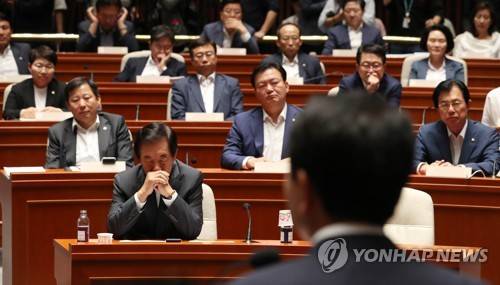 생각에 잠긴 김성태 비대위원장 (서울=연합뉴스) 김현태 기자 = 15일 오후 국회에서 열린 자유한국당 의원총회에서 김성태 비상대책위원장이 생각에 잠겨있다. 이날 회의에서는 지방선거 결과와 관련 당 쇄신을 위한 논의가 있을 것으로 알려졌다.     mthkt@yna.co.kr