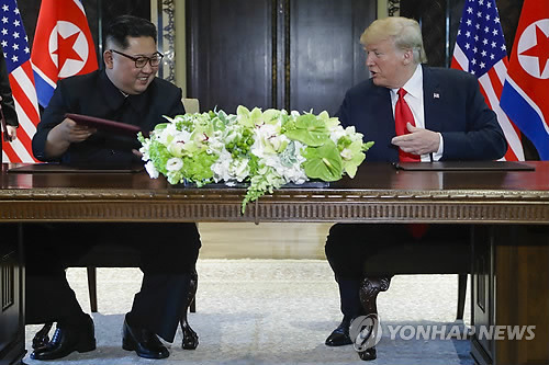 北방송 트럼프 호칭 달라져…'최고지도자'라 부르기도 (평양 AP=연합뉴스) 도널드 트럼프 미국 대통령(오른쪽)과 김정은 북한 국무위원장이 지난 12일(현지시간) 싱가포르 센토사섬 카펠라호텔에서 공동합의문 서명식을 진행하고 있다. 에릭 탈매지 AP통신 평양지국장은 15일 '북한이 정상회담 이후 트럼프 대통령을 현저히 다른 관점으로 보여준다'는 제목의 평양발 기사에서 북한 방송이 북미정상회담 관련 소식을 전하며 이전까지는 아무런 경칭 없이 '트럼프'라고만 불렀으나 이제는 '미 합중국 대통령'이나 '도널드 J. 트럼프 대통령', 심지어는 '최고지도자'라고 경칭을 붙여 부른다고 전했다.      ymarshal@yna.co.kr