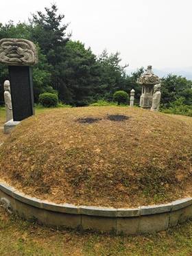 전주김씨 시조묘에 최근 누군가 불을 피운 흔적이 보인다. /김두교 교수 제공