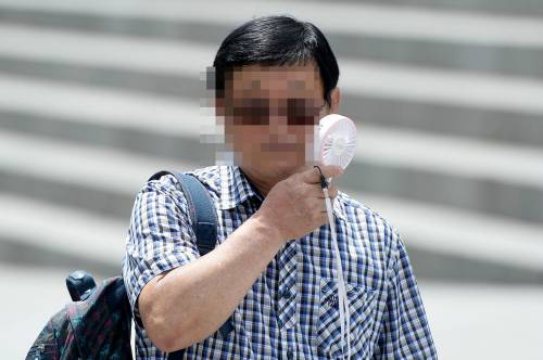 폭염경보가 내려진 지난해 8월3일 오후 서울 종로구 광화문광장에서 시민들이 미니선풍기로 바람을 쐬고 있다. 하상윤 기자