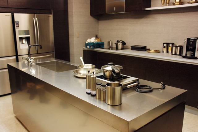 주방이 가족 소통의 공간으로 변신하면서 주방 인테리어도 세련되게 변하고 있다. 백조씽크의 러스키(Luski) 스테인리스 워크탑은 스타일리시한 분위기를 연출하는 데 한 몫하면서 인기를 얻고 있다. /사진제공=백조씽크