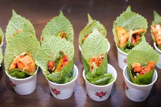 손님을 기다리는 시식용 홍어 무침. 장진영 기자