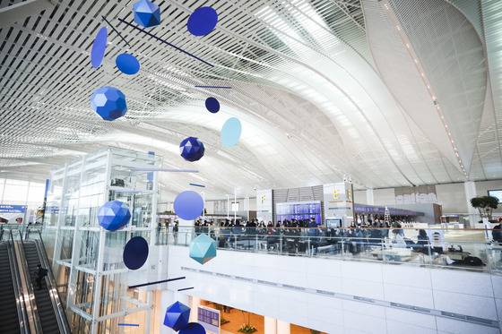 인천공항 2터미널 공항 내 배치된 자비에 베이앙의 미술품.2터미널은 아트공항이라 불릴 만큼 예술 작품이 많다.[사진 중앙포토]